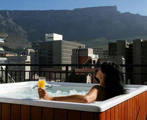 Jacuzzi on the terrace, with a view of Table Mountain