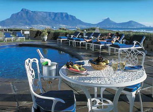 Pool and view of Table Mountain