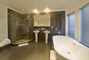 Gouna Suite Bathroom - Villa Afrikana - Knysna, Garden Route, South Africa - click for larger version