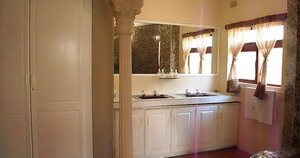 Room 4 - Bathroom - Click for larger picture, CLOSE to return