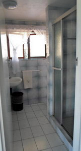 Room 5 bathroom - Click for larger picture, CLOSE to return